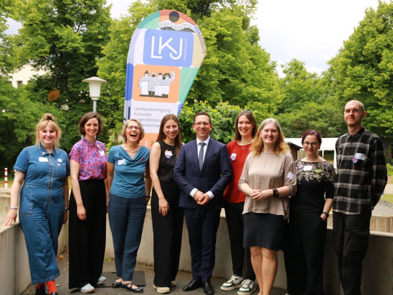 Das Foto zeigt das Team der LKJ Niedersachsen mit Kulturminister Falko Mohrs (von links nach rechts): Julia Thomas, Christin Sch&auml;fer, Anja Kr&uuml;ger, Lea di Lena, Minister Falko Mohrs, Mareike Weihmann, Wencke Breyer (Ministerium f&uuml;r Wissenschaft und Kultur), Sandra Kilb, Kevin Kaulig