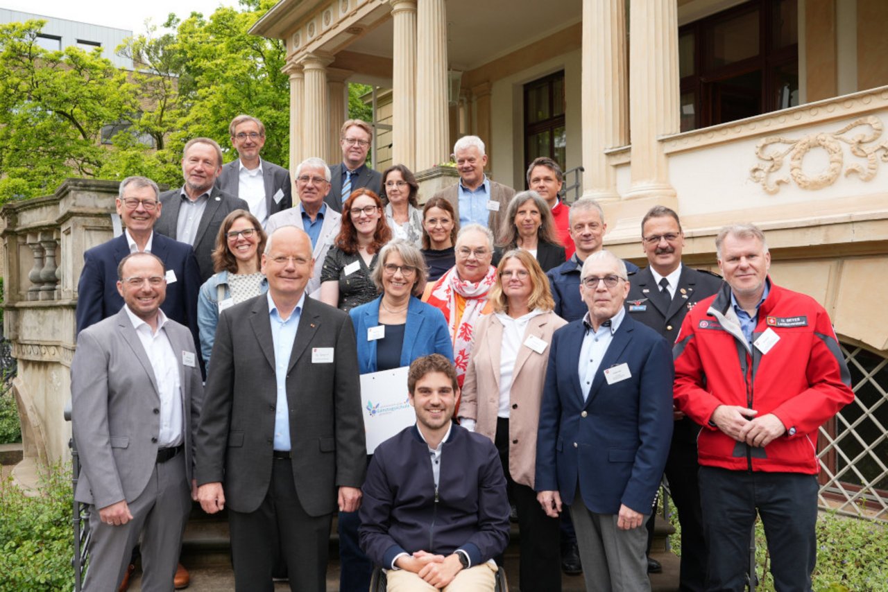 Auf dem Foto sind die Vertreter*innen der Landesverb&auml;nde, die die Rahmenvereinbarung unterzeichnet haben, mit Dr. Dag Danzglock, Leiter des Referates 5 im Nieders&auml;chsischen Kultusministerium, abgebildet. Dr. Dag Danzglock hat Kultusministerin Julia Willie Hamburg an diesem Tag vertreten. 