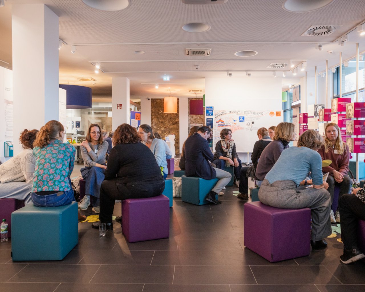Arbeit in kleinen Gruppen: Hier sitzen die Teilnehmenden in Kleinstgruppen zusammen, um sich auszutauschen und Ideen zu besprechen, wie Kultruelle Bildung nachhaltig gestärkt werden kann. 