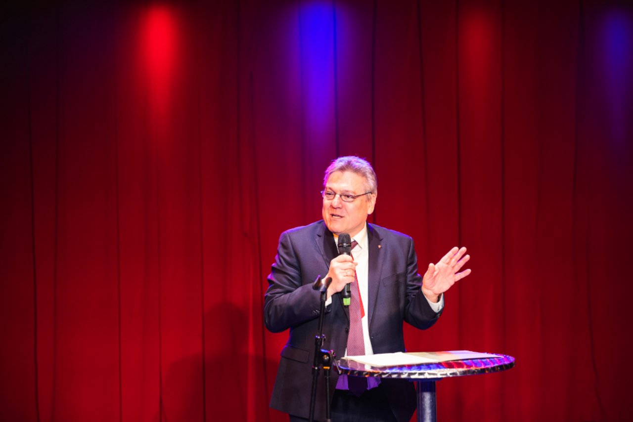 Das Bild zeigt Staatssekret&auml;r Professor Joachim Schachtner vom Nieders&auml;chsischen Ministerium f&uuml;r Wissenschaft und Kultur bei der Er&ouml;ffnungsrede 