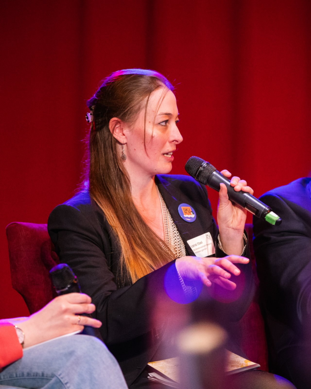 Lana Ebel, Vorstandsmitglied der LKJ, berichtet von ihren Erfahrungen mit jugendlichen Zirkusgruppen in der Podiumsdiskussion im Anschluss an die Vorstellung zwei Zirkus Salto und Circ'a Holix 