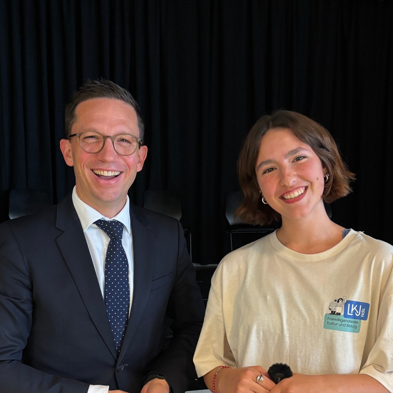 Das Bild zeigt eine Nahaufnahme von Kulturminister Falko Mohrs und Jelka Meier-Kahrweg, die 2025 und 2026 ein FSJ Kultur im Kulturzentrum Alte Polizei Stadthagen gemacht hat. Foto: MWK